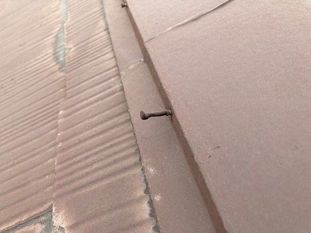 釘が抜け落ちそうになっていて飛散する危険性があります